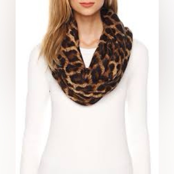 New infinite cheetah prints scarf by Michael KORS, OS - Picture 2 of 8